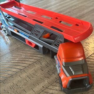 🏎️ Hot 🔥 Wheels 🛞 🏎️ truck carrier. 2 pieces. Toy Truck 🛻 🛻